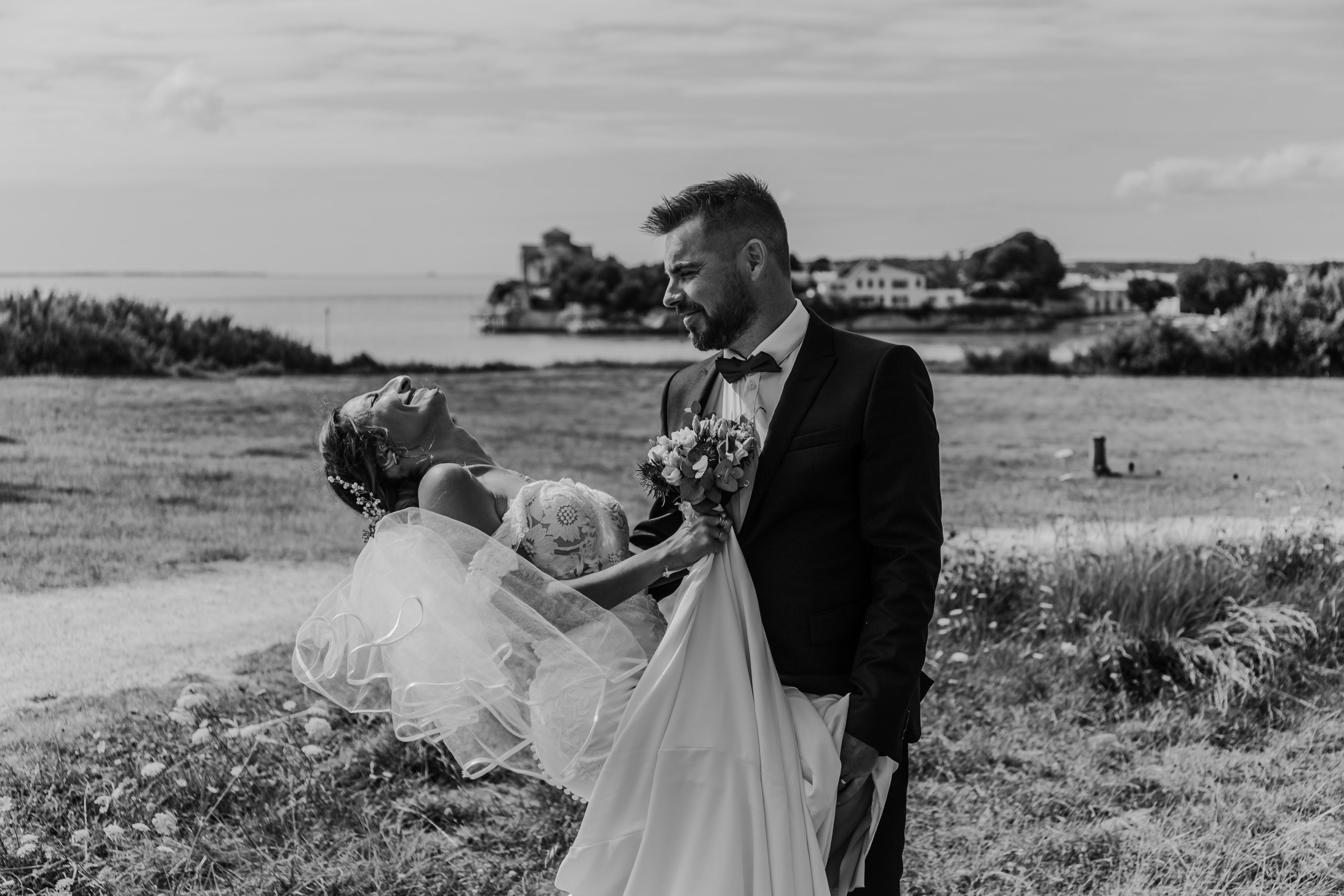 Les mariés rient au bord de l’eau, en noir et blanc — Florent Leca