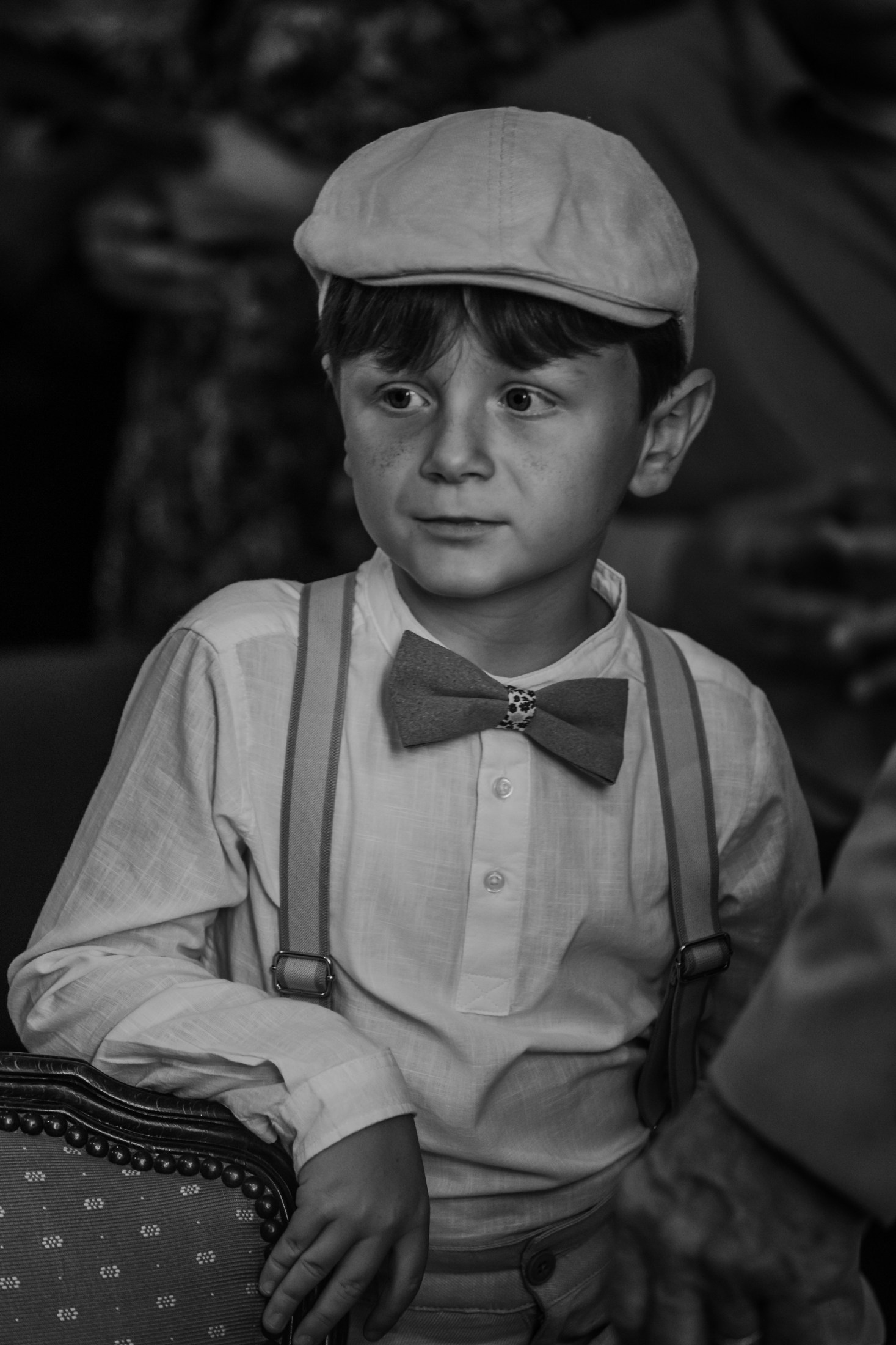 Un jeune invité en casquette et nœud papillon — Florent Leca