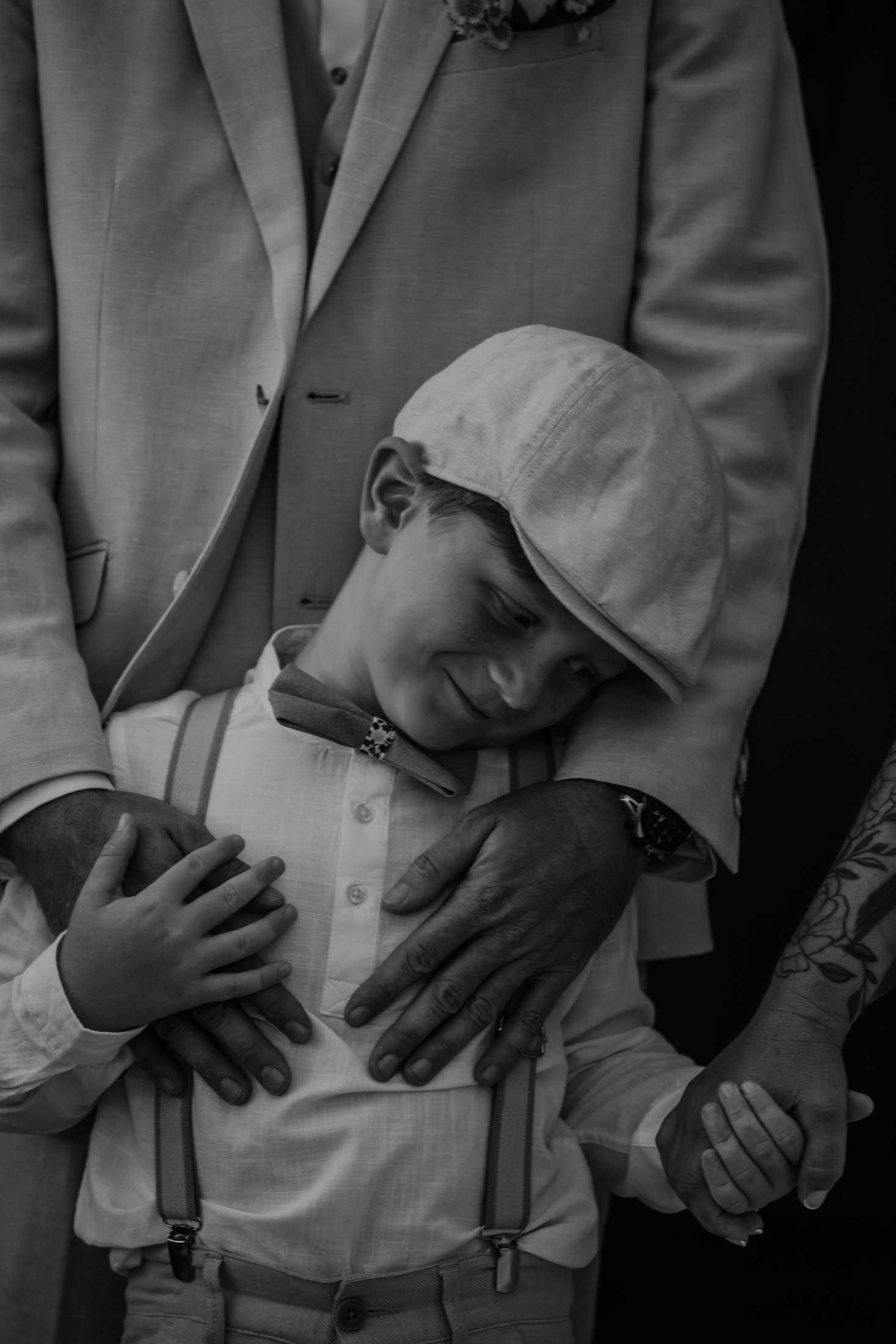 Un enfant se blottit contre un adulte — Florent Leca