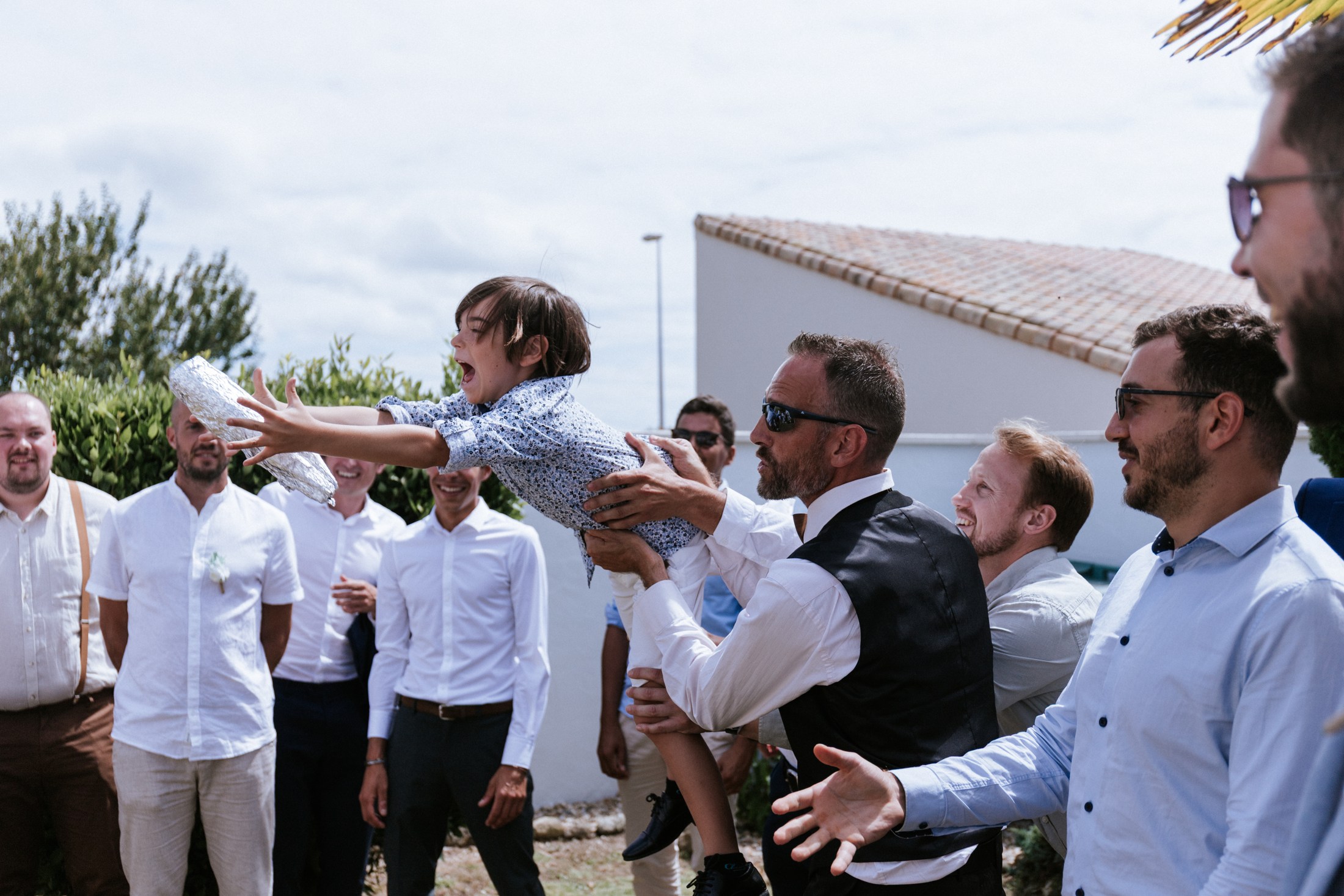 Un enfant porté par les invités pendant la fête — Florent Leca