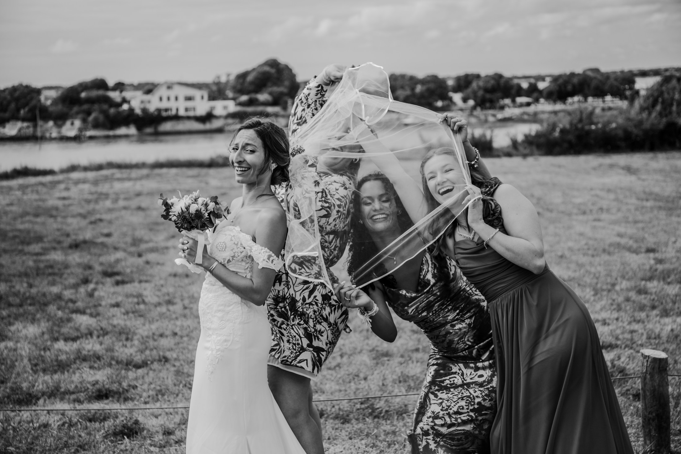 La mariée et ses proches jouent avec le voile — Florent Leca