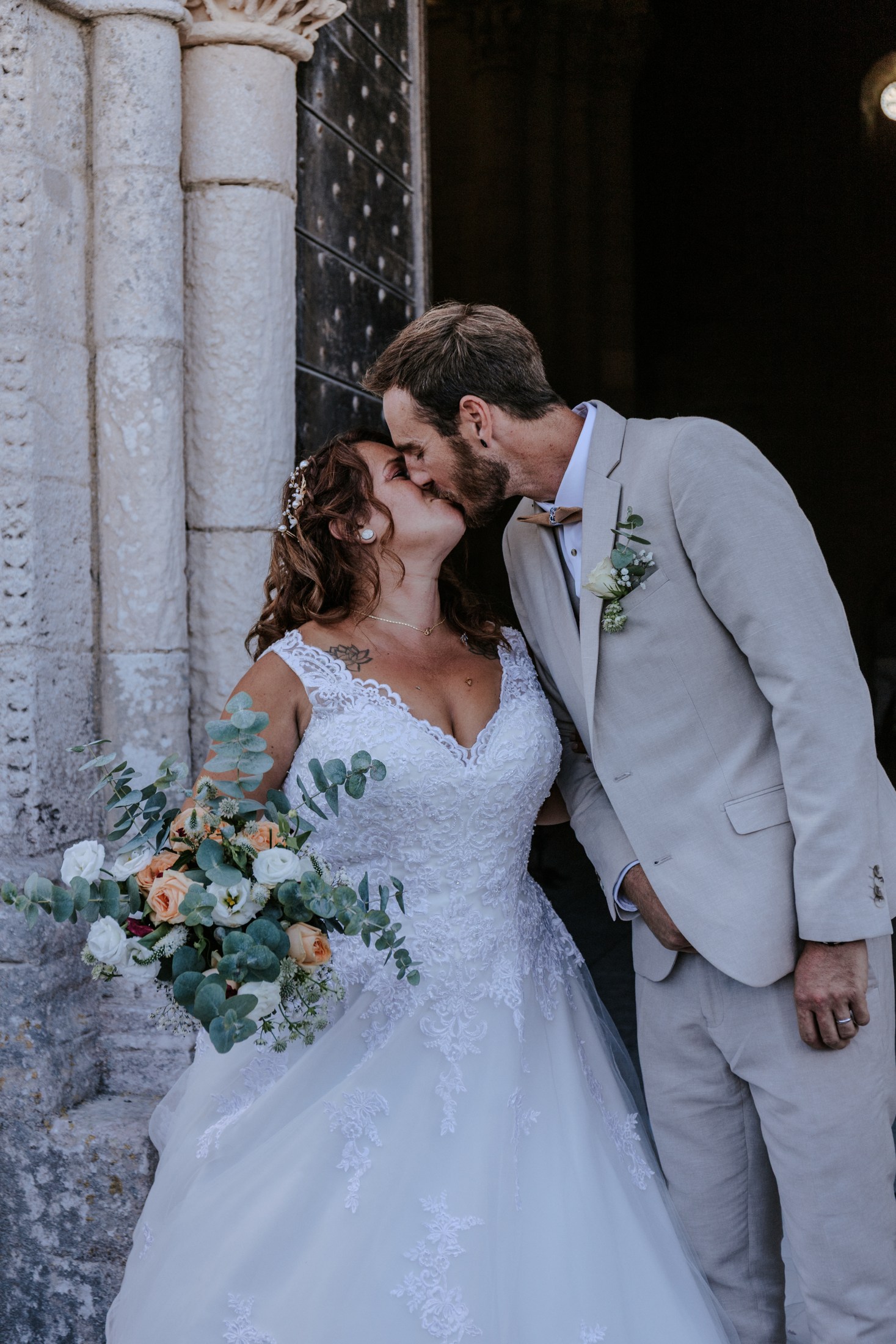 Un baiser devant le portail de pierre — Florent Leca