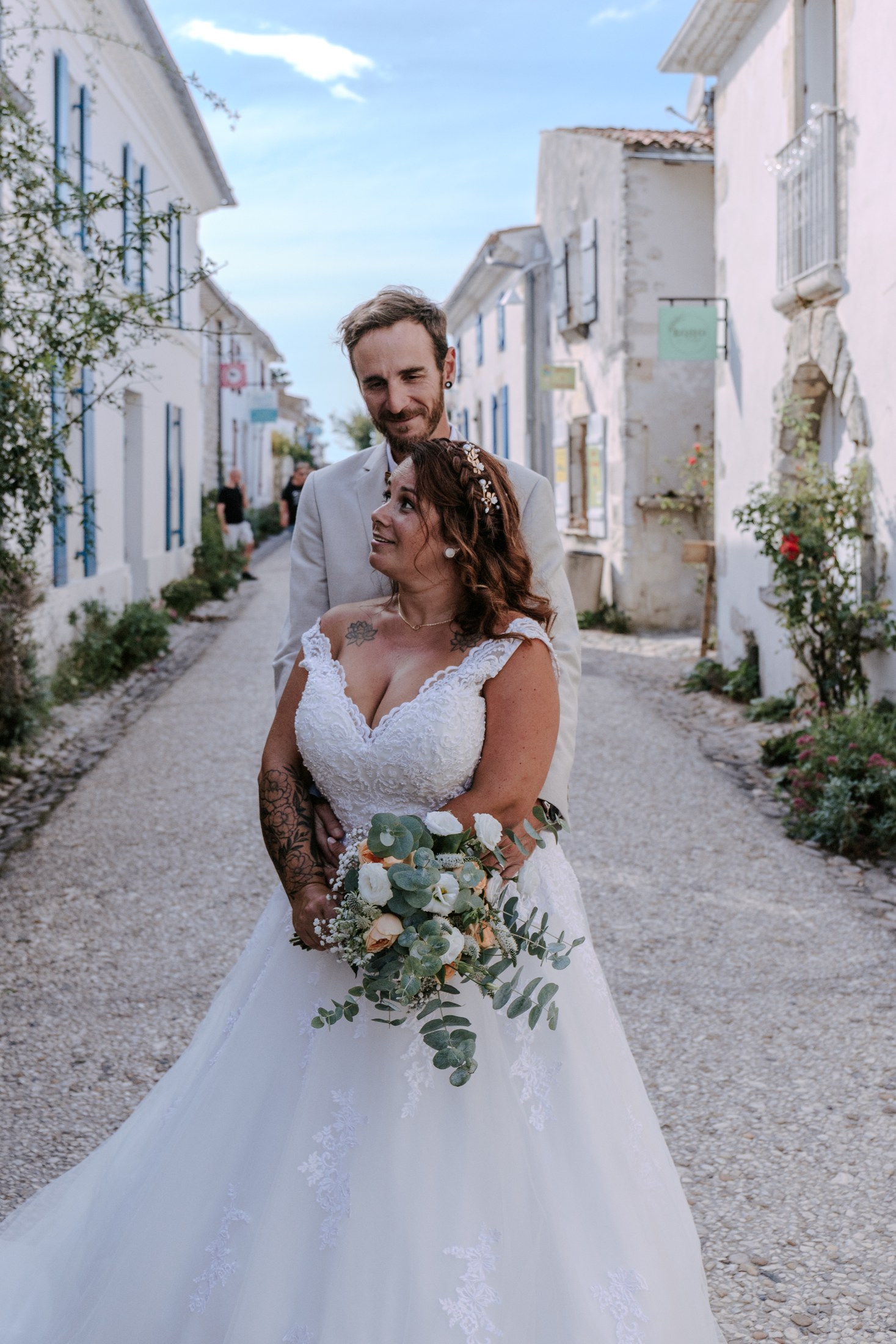 Portrait des mariés dans une ruelle lumineuse — Florent Leca