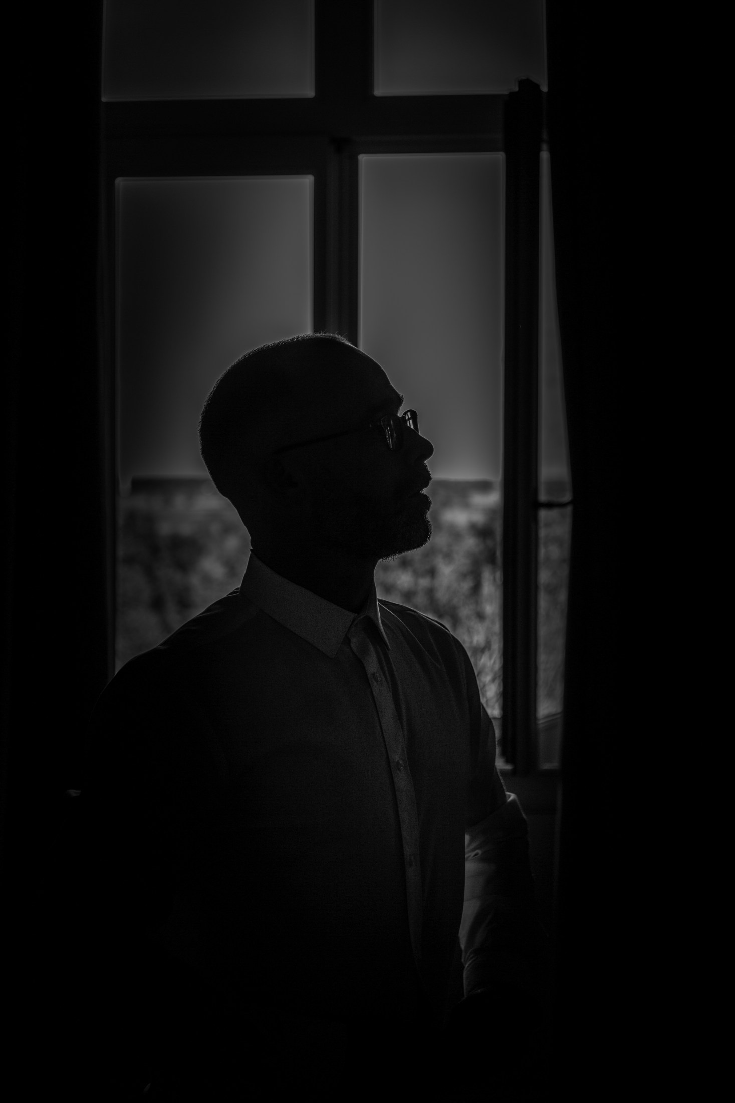 Silhouette en contre-jour près de la fenêtre — Florent Leca
