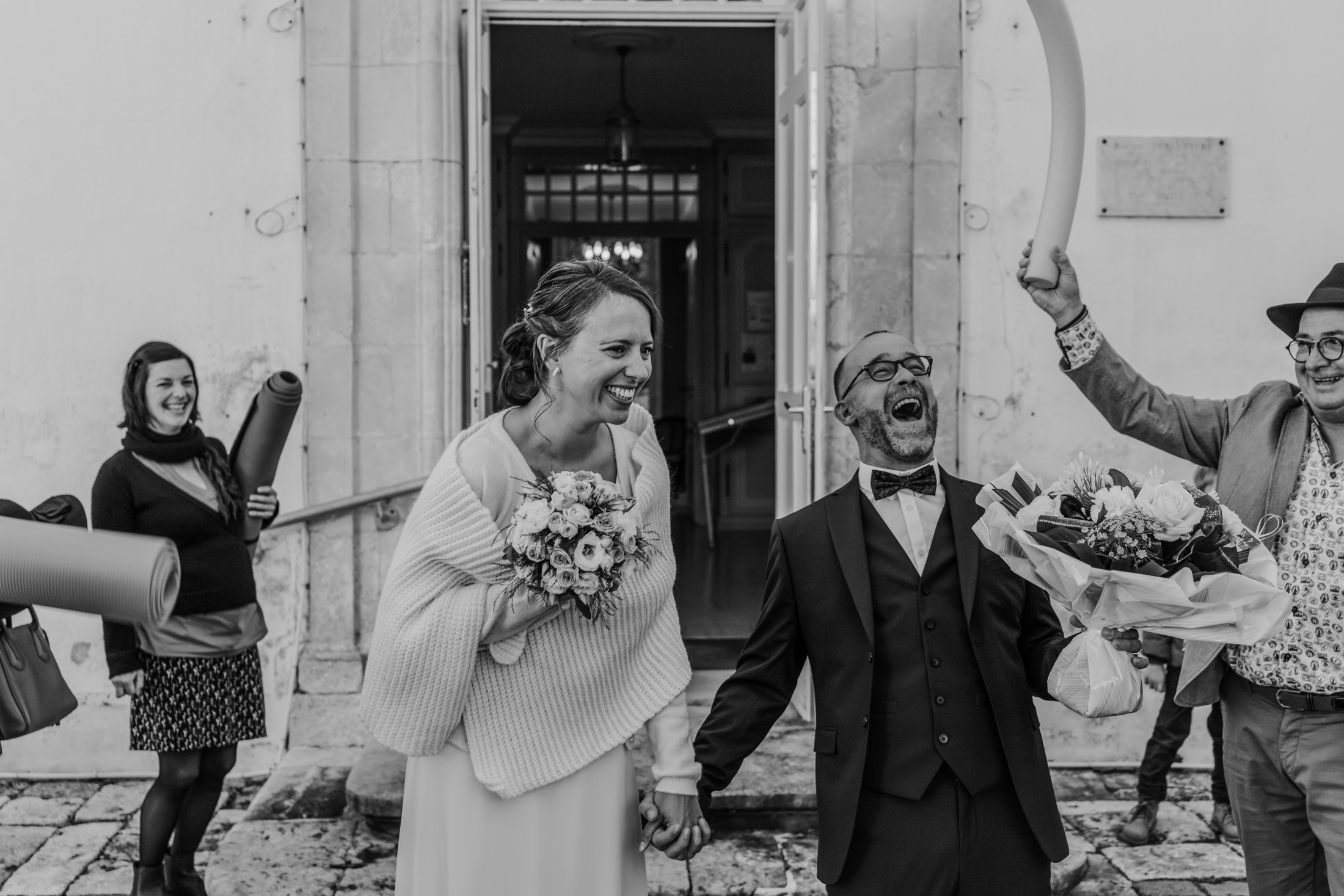 Les mariés éclatent de rire à la sortie de la mairie — Florent Leca