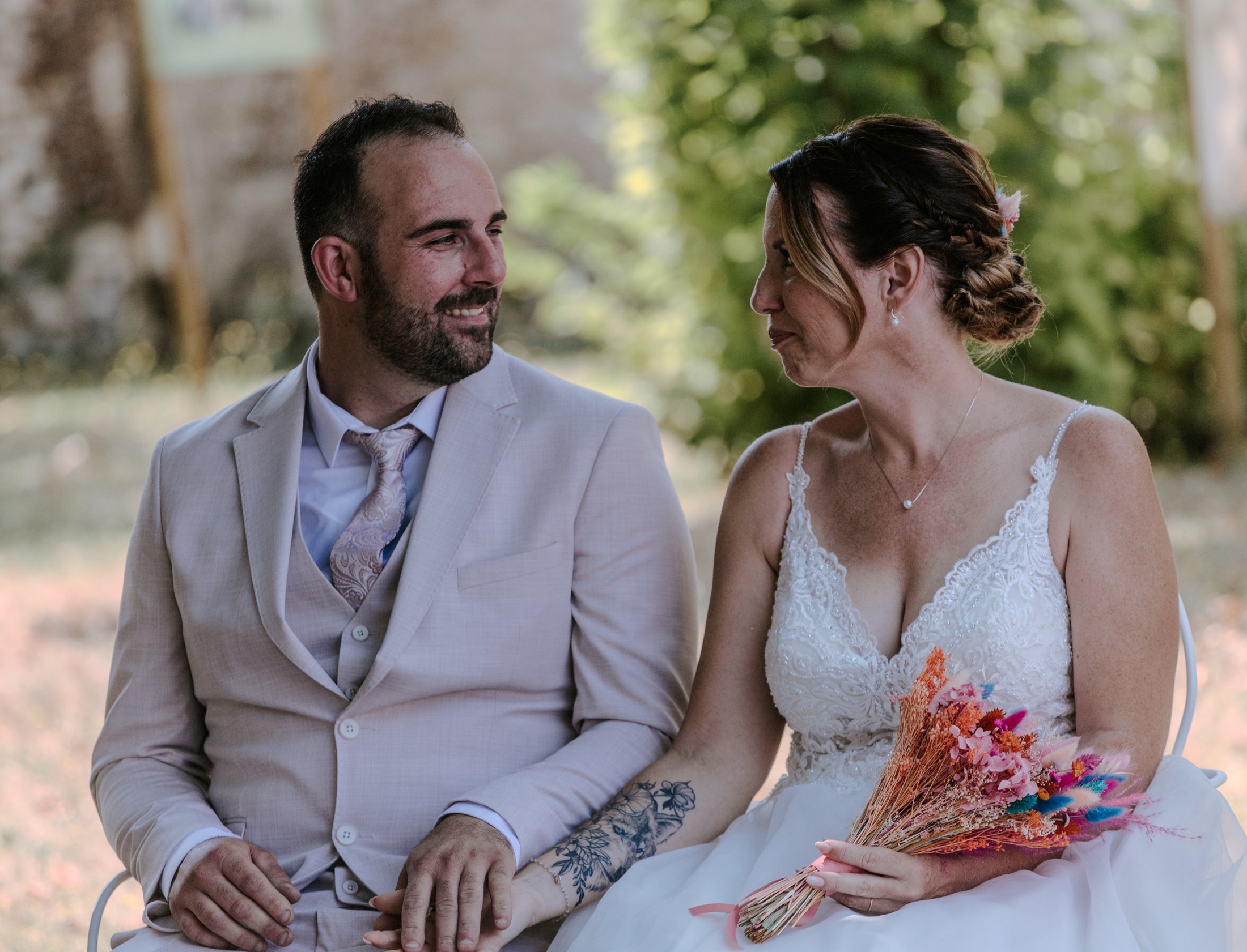 Les mariés échangent un regard pendant la cérémonie — Florent Leca