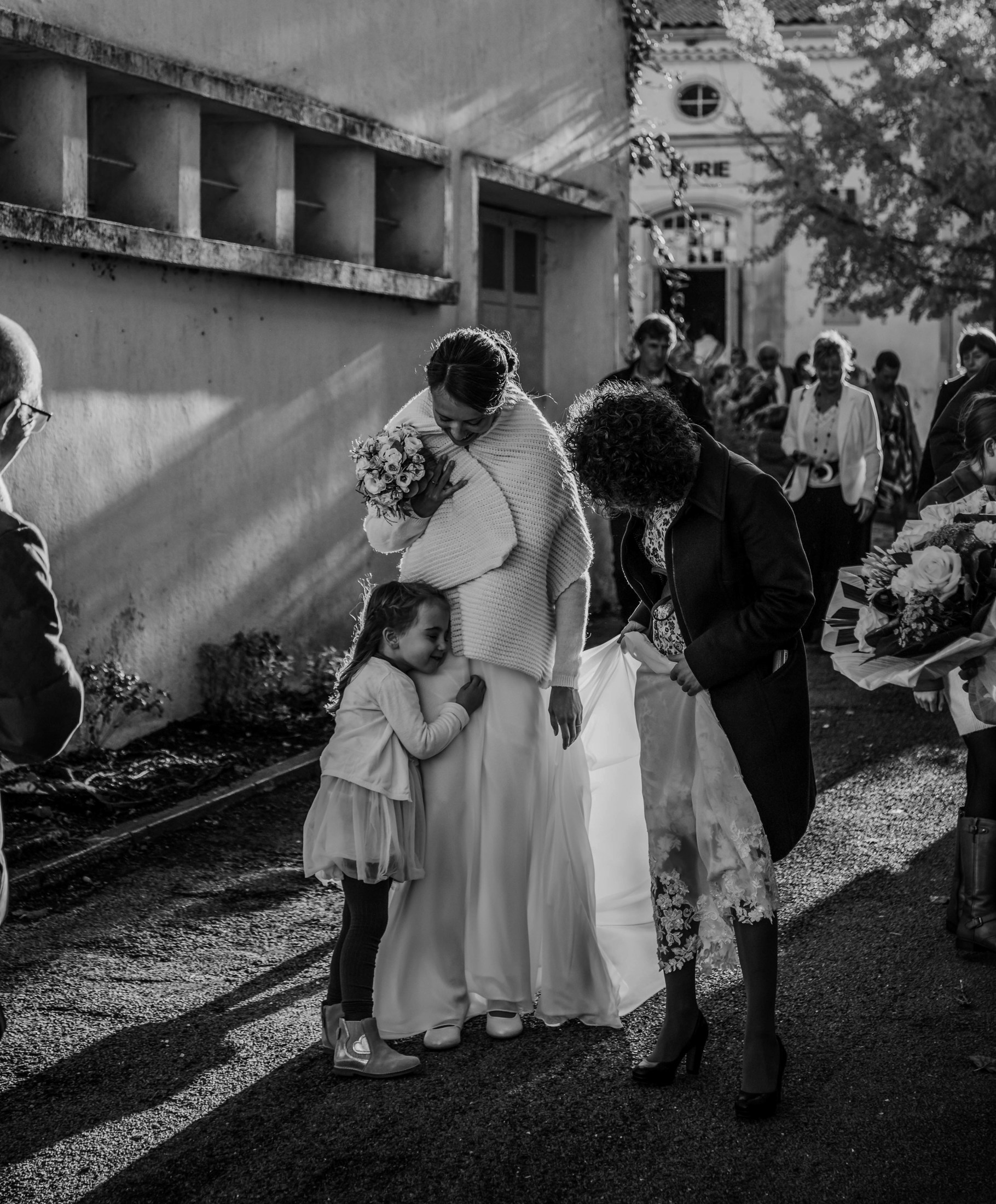 Une enfant enlace la mariée — Florent Leca