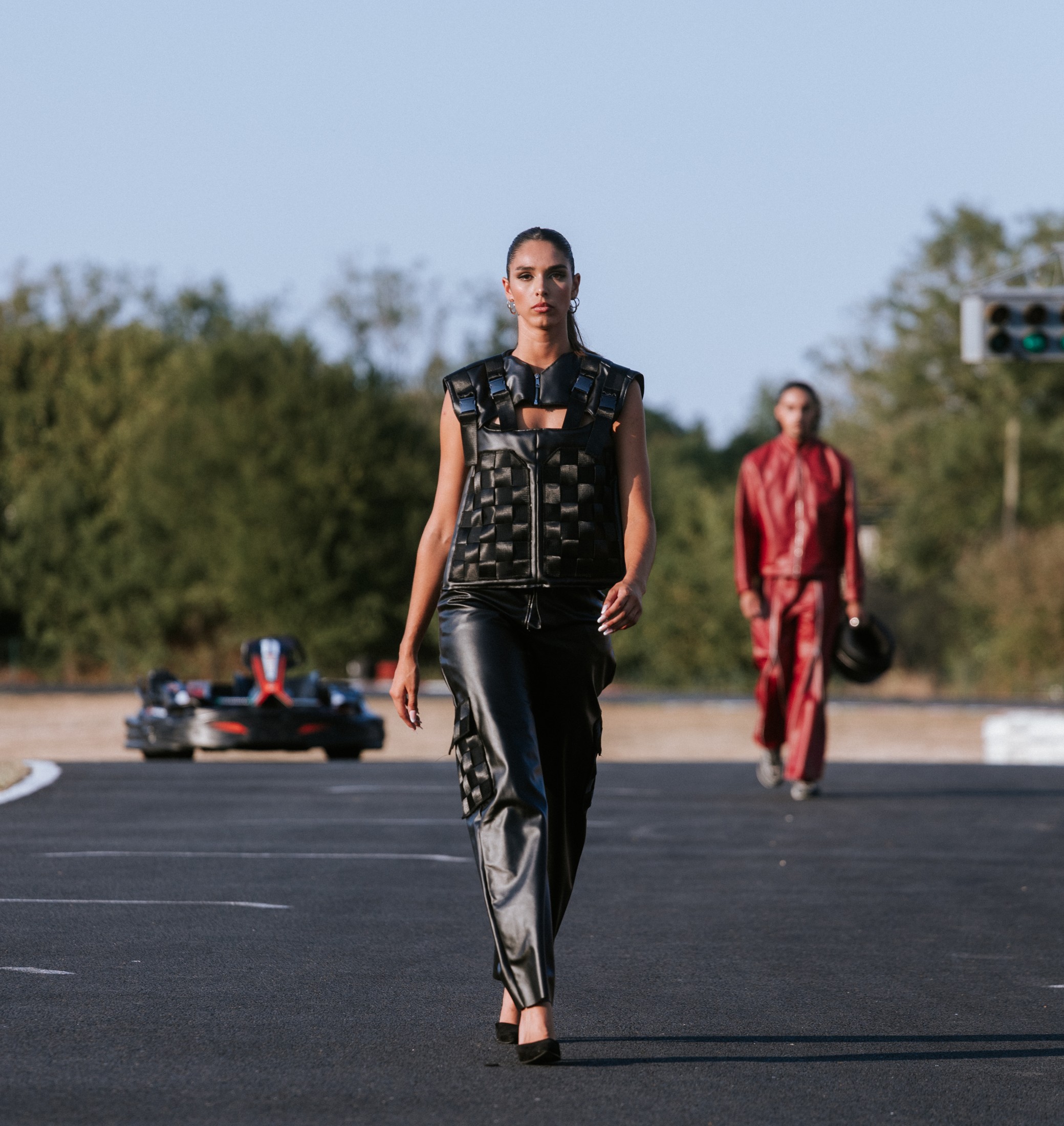 Silhouette en cuir noir sur un circuit en plein air — photographie de Florent Leca