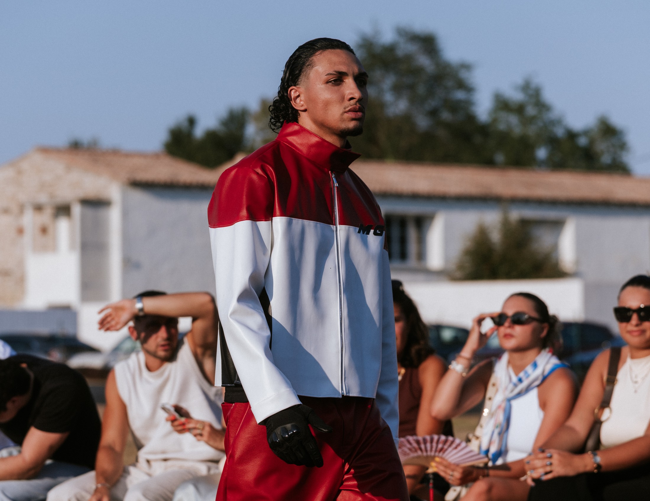 Défilé de mode, silhouette en rouge et blanc — Florent Leca