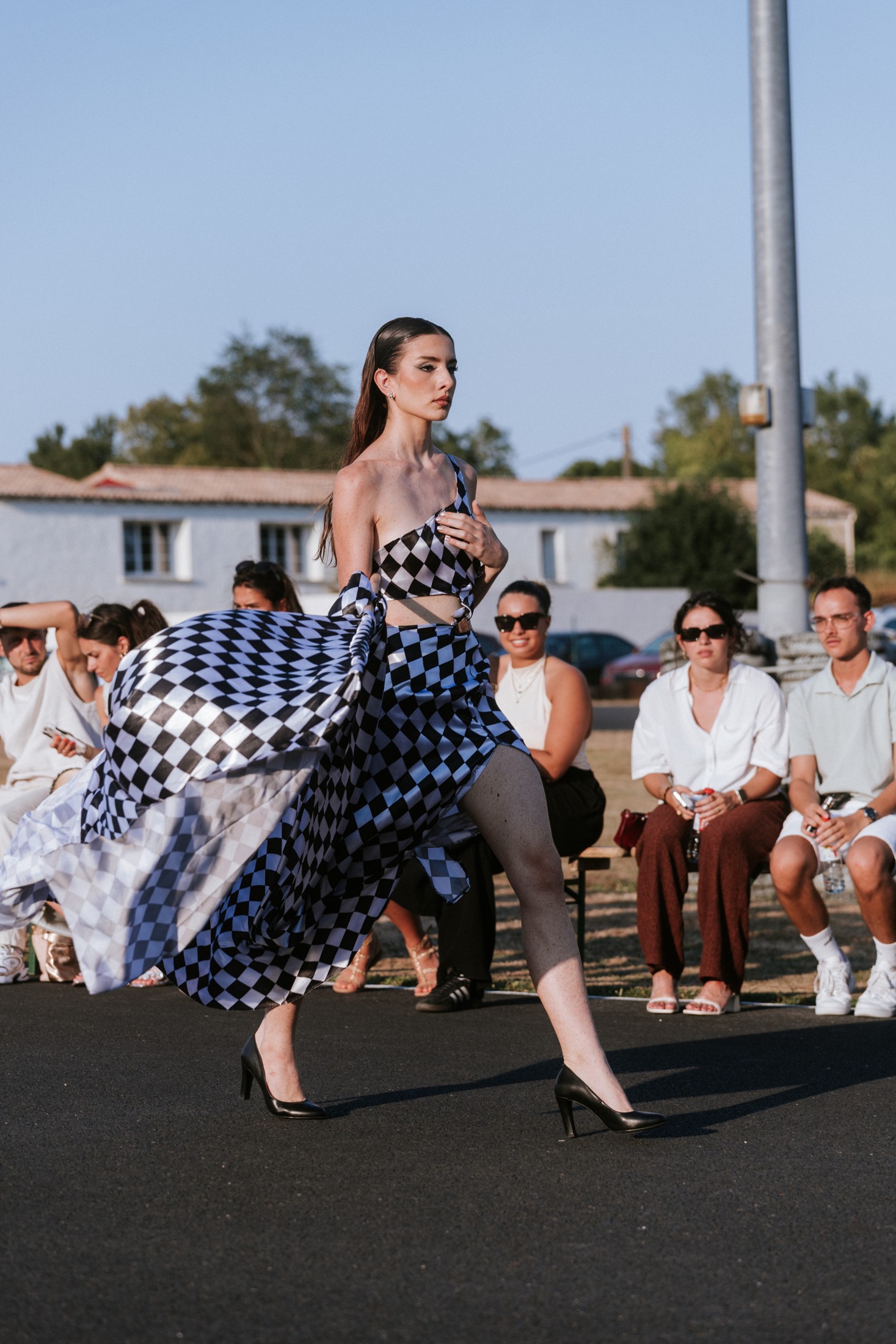 Robe à damier noir et blanc en mouvement — photographie de Florent Leca