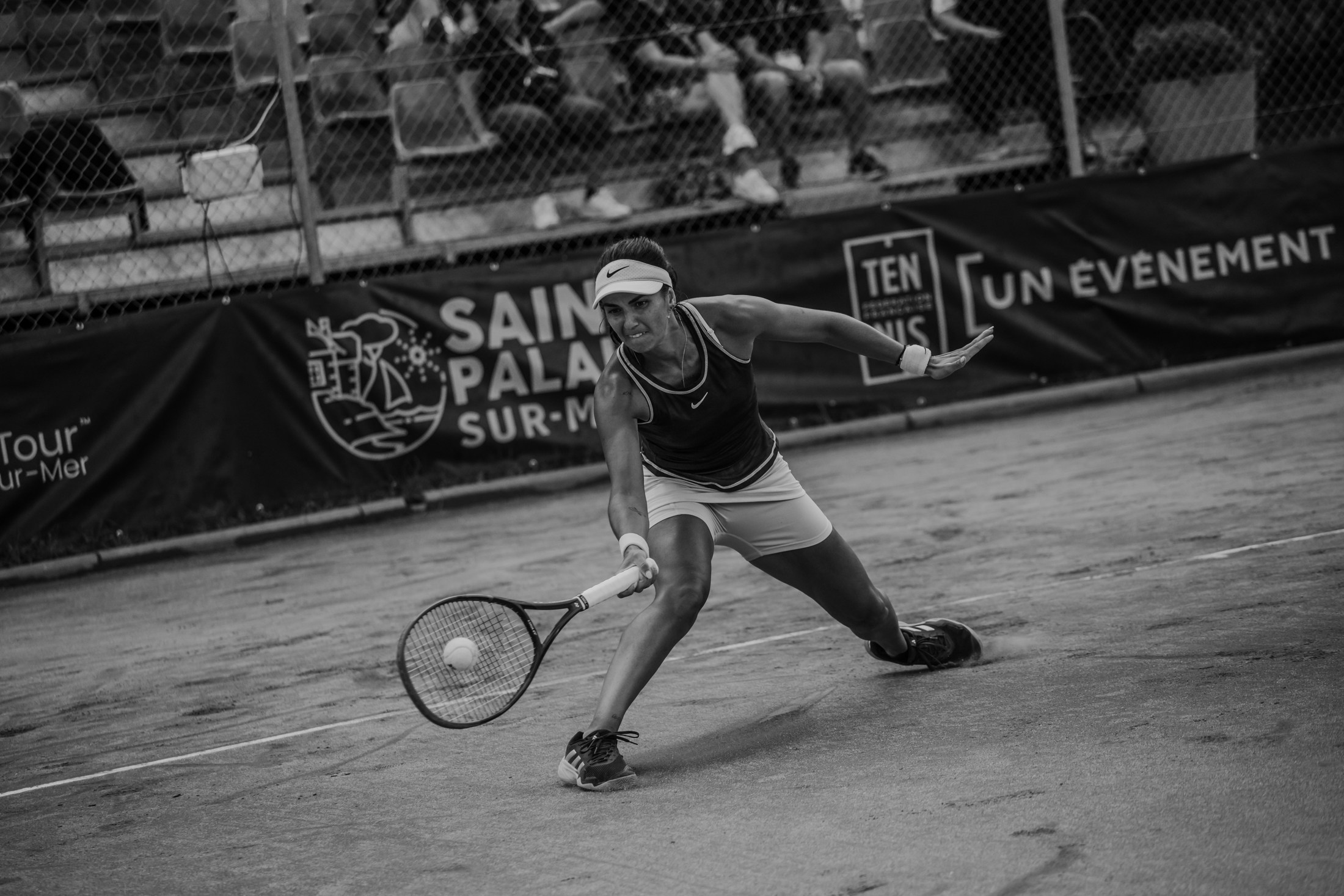 Une joueuse se baisse pour atteindre la balle — Florent Leca