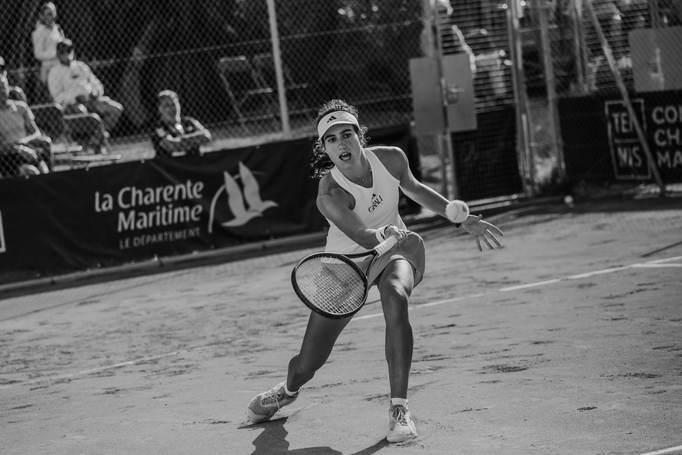 Une joueuse avance vers la balle — Florent Leca